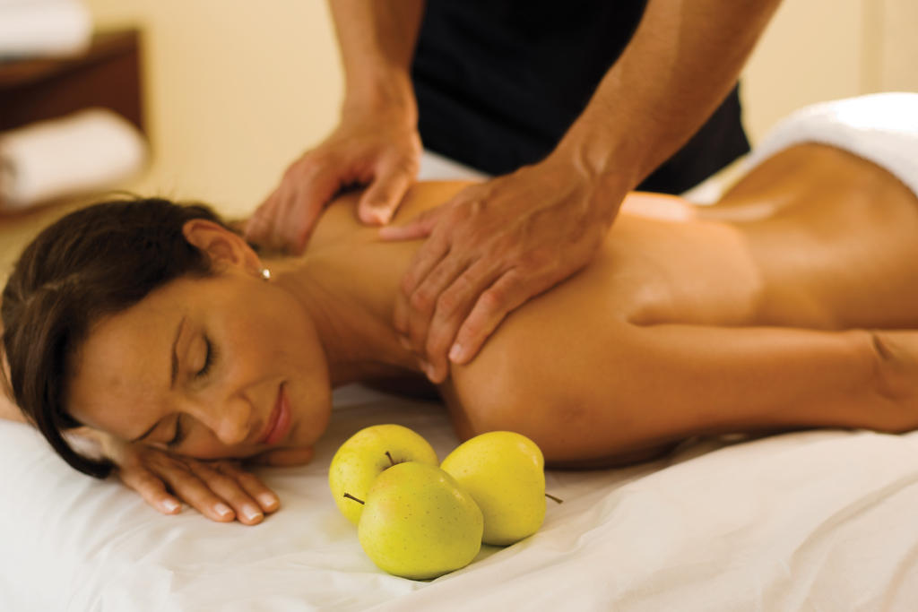 Wohltuende Rückmassage - Heiltherme Bad Waltersdorf