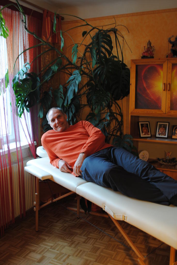 Walter Bracun auf Massageliege