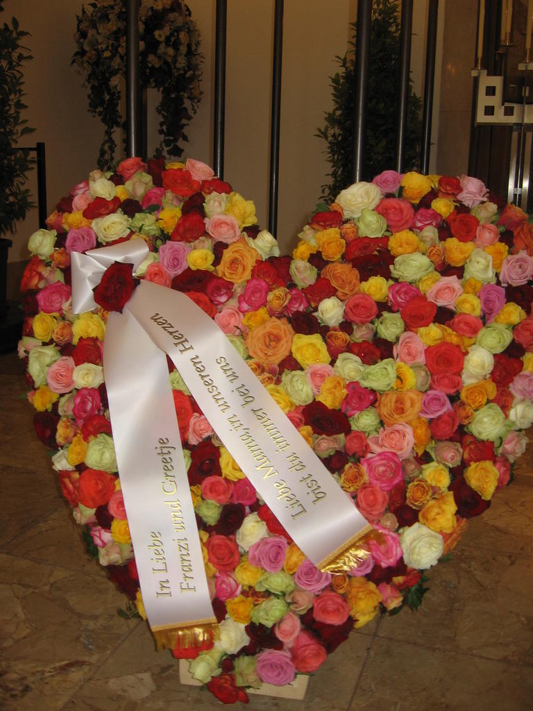 1m hohes, stehendes Rosenherz aus bunten rosen