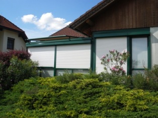 Wintergartenbeschattung, vertikal, außen mit Rollläden
