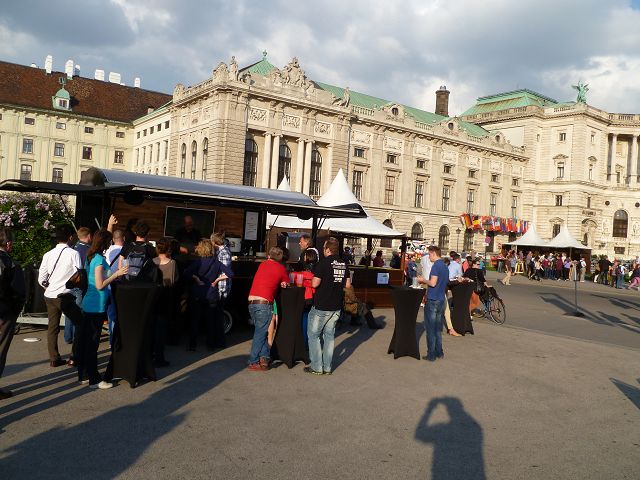 Wiener Würstelstand in Schwarz vor der Wiener Hofburg.