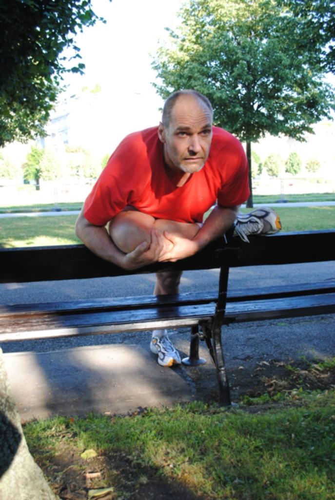 Yoga im Park und mit einer Bank