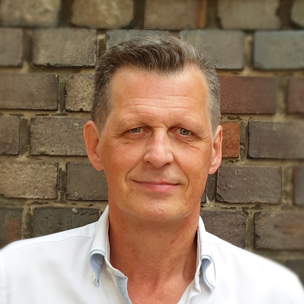 Ich verbinde mein 20 jähriges Know-how als GM in der 4-5 Sterne Hotellerie mit meinem nun seit 2009 angesammelten Online Marketing Wissen, als Coach, Controller und Ideengeber.