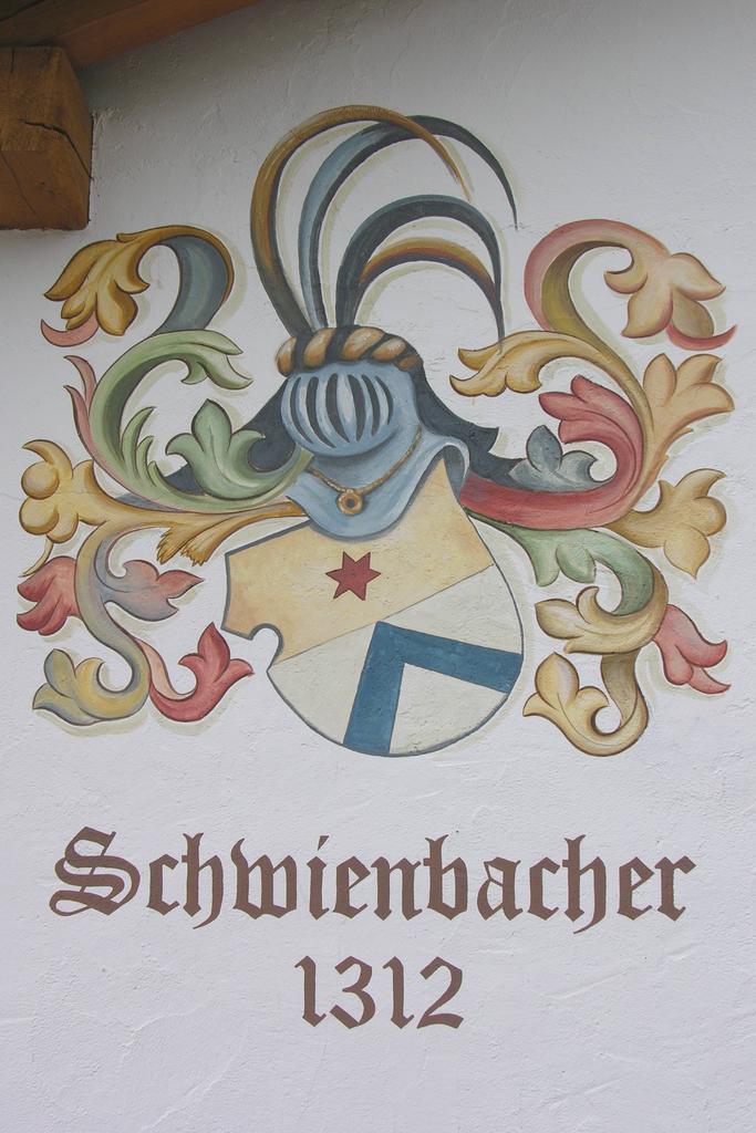 Familienwappen gemalt an eine Hotelfassade