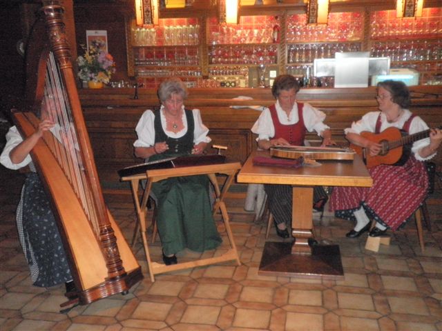 Gitarre  Hackbrett, Zither und Harfenklänge