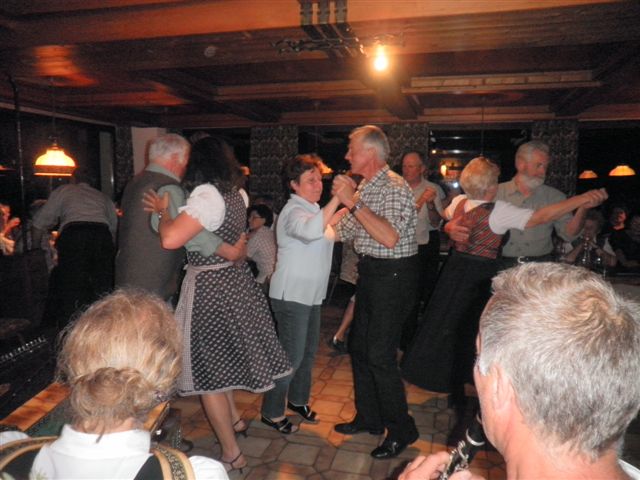 Es wird getanzt und gesungen