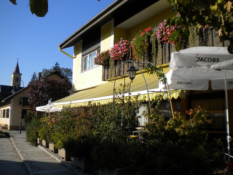 Aussenansicht der Pension Sauer in Strass in der Steiermark
