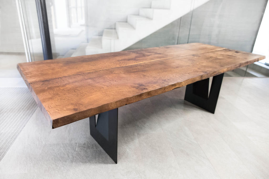 Altholztisch im Design "Havana" mit Tischbeinen aus schwarzem Metall.