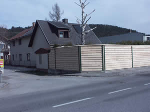 Massive Schallschutzwand aus Holz
